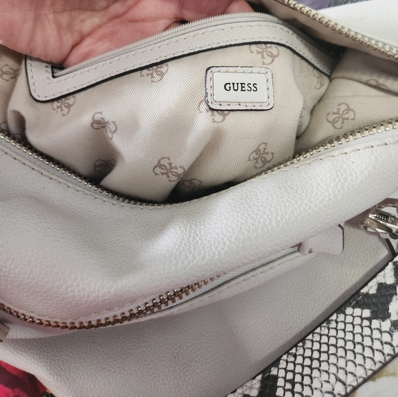 Guess bag with free wallet/cellphone holder - Picture 3 of 7